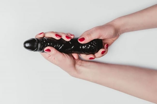 consolador en mano en santo melocoton sex shop en ecuador